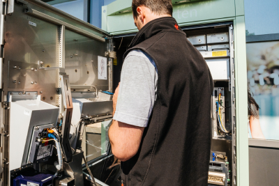 Onderhoud, aanvulling, service, beheer en reparatie van verkoop- en koffieautomaten met behulp van telemetrie