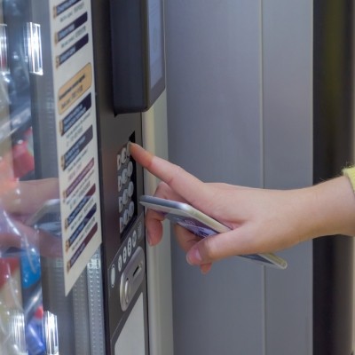 Automaat met gezonde en bio snacks op school in Limburg